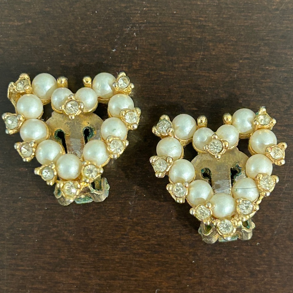 Vintage BOGOFF Clip on earrings - pearl and stone hearts